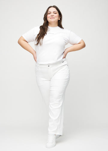 Loose jeans för kvinnor i vit, färgen Marguerites. Helbild av en plus size-modell som bär löst sittande jeans.