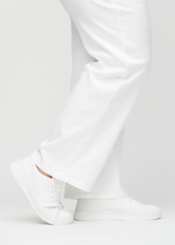 Loose jeans för kvinnor i vit, färgen Marguerites. Närbild vid anklarna på en plus size-modell, som visar de vida bensluten.