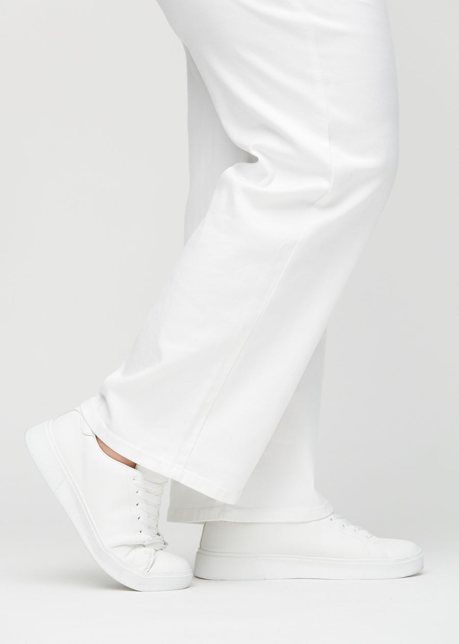 Loose jeans för kvinnor i vit, färgen Marguerites. Närbild vid anklarna på en plus size-modell, som visar de vida bensluten.