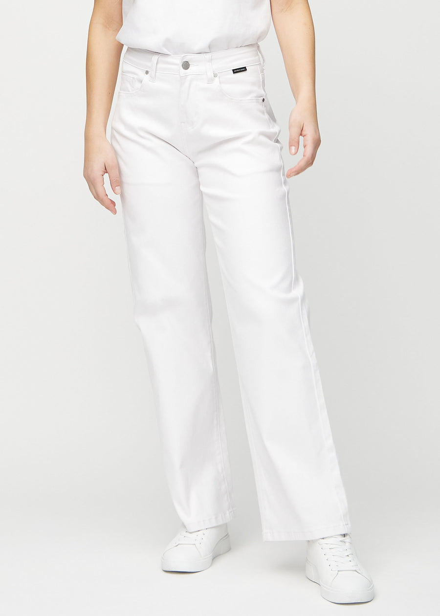 Loose jeans för kvinnor i vit, färgen Marguerites. Framifrån på en modell, med rymlig passform och vida ben.