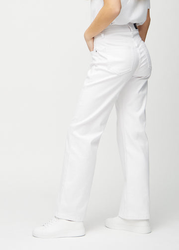 Loose jeans för kvinnor i vit, färgen Marguerites. Från sidan på en modell, med synlig lös passform.