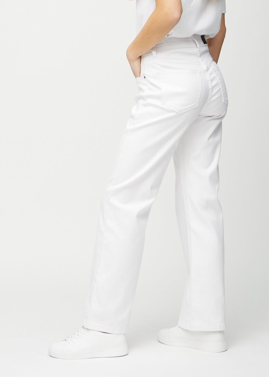 Loose jeans för kvinnor i vit, färgen Marguerites. Från sidan på en modell, med synlig lös passform.