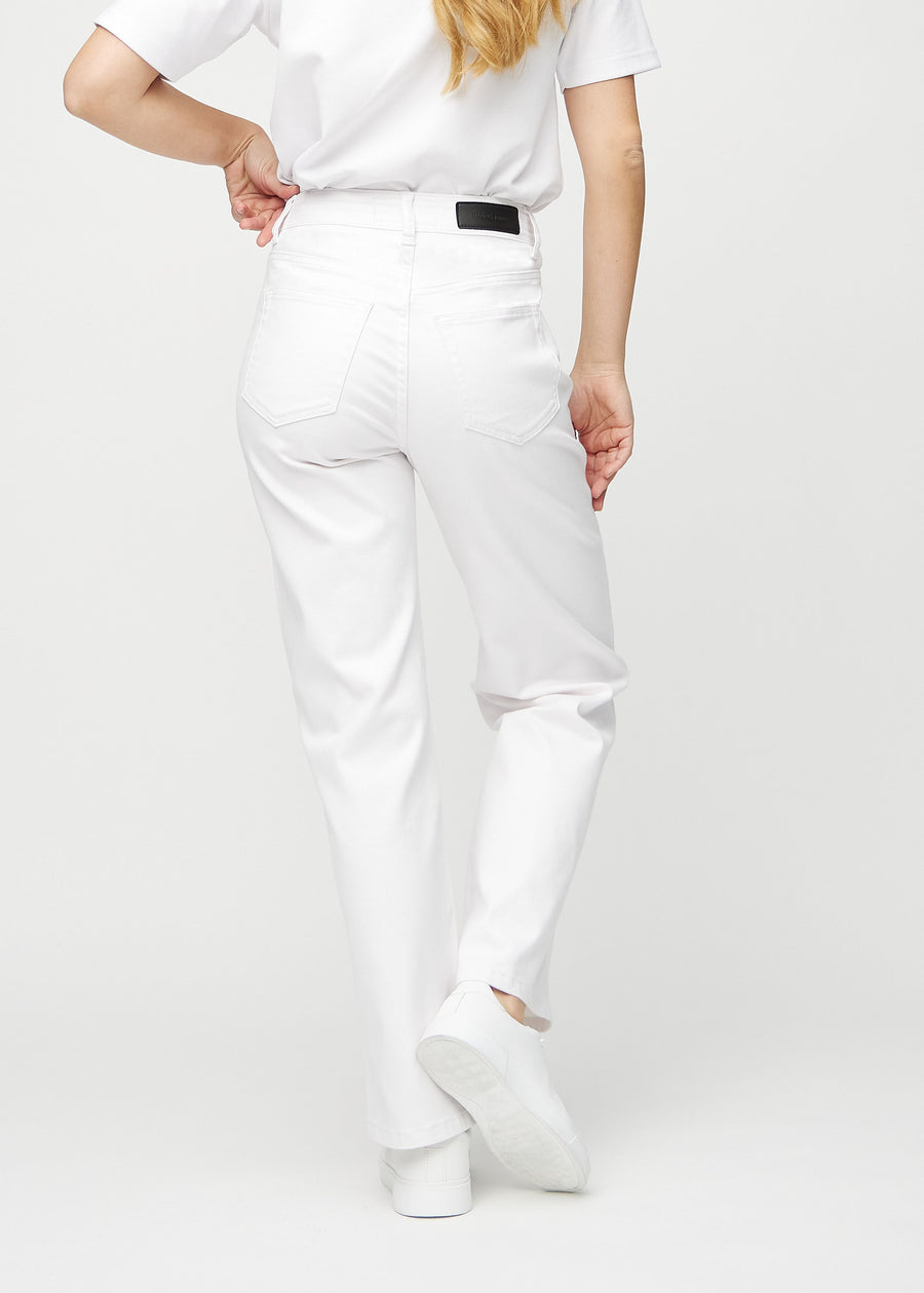 Loose jeans för kvinnor i vit, färgen Marguerites. Bakifrån på en modell, så att hela den lösa passformen syns.