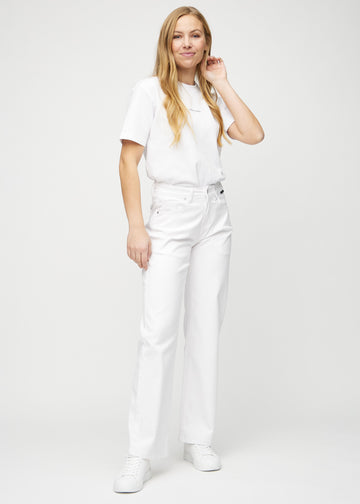 Loose jeans för kvinnor i vit, färgen Marguerites. Helbild av en modell som bär löst sittande jeans.