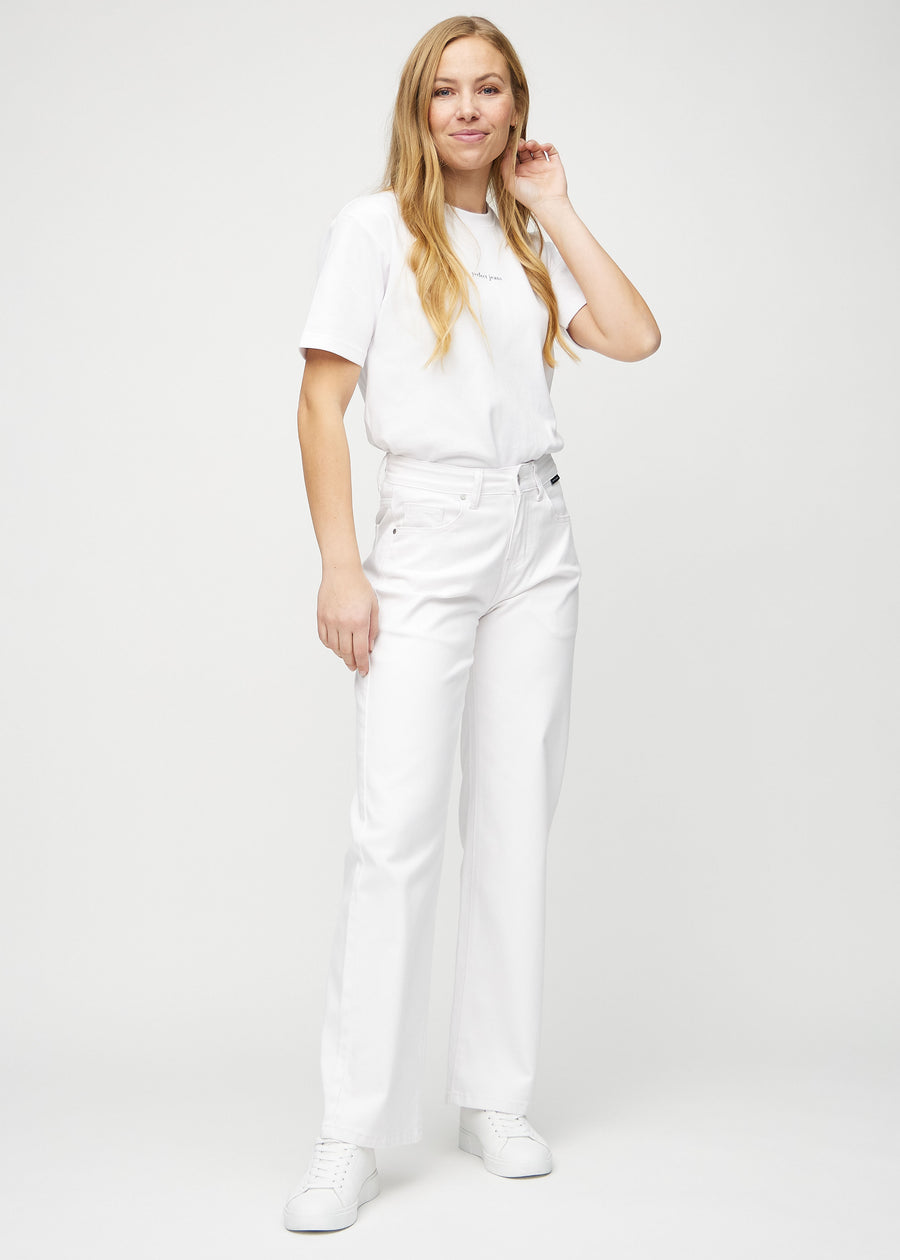 Loose jeans för kvinnor i vit, färgen Marguerites. Helbild av en modell som bär löst sittande jeans.