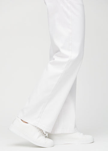 Loose jeans för kvinnor i vit, färgen Marguerites. Närbild vid anklarna på en modell, som visar de vida bensluten.