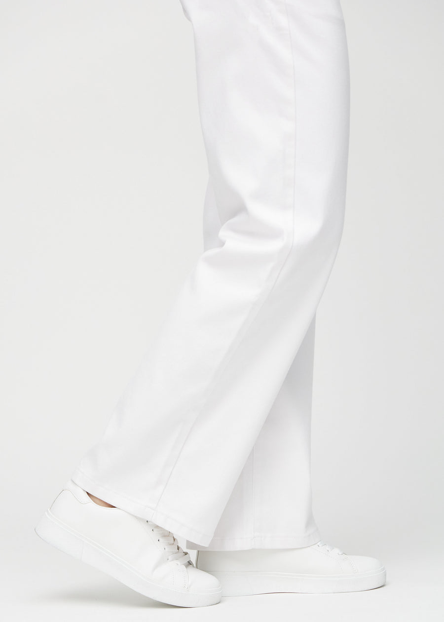 Loose jeans för kvinnor i vit, färgen Marguerites. Närbild vid anklarna på en modell, som visar de vida bensluten.