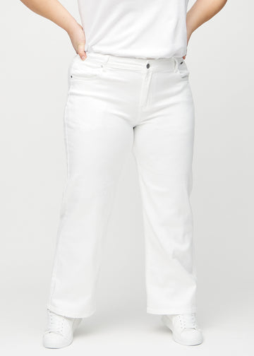 Loose jeans för kvinnor i vit, färgen Marguerites. Framifrån på en plus size-modell, med rymlig passform och vida ben.