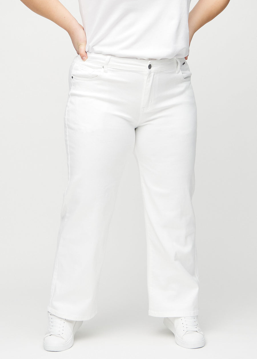 Loose jeans för kvinnor i vit, färgen Marguerites. Framifrån på en plus size-modell, med rymlig passform och vida ben.