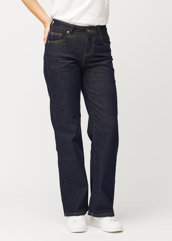 Djup mörkblå denim jeans för kvinnor i färgen Midnights med loose passform, som sitter åt i midjan och faller löst ner över benen, sett framifrån.
