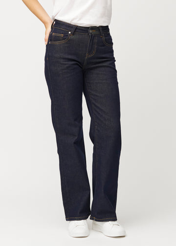 Djup mörkblå denim jeans för kvinnor i färgen Midnights med loose passform, som sitter åt i midjan och faller löst ner över benen, sett framifrån.