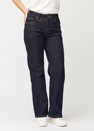 Djup mörkblå denim jeans för kvinnor i färgen Midnights med loose passform, som sitter åt i midjan och faller löst ner över benen, sett framifrån.