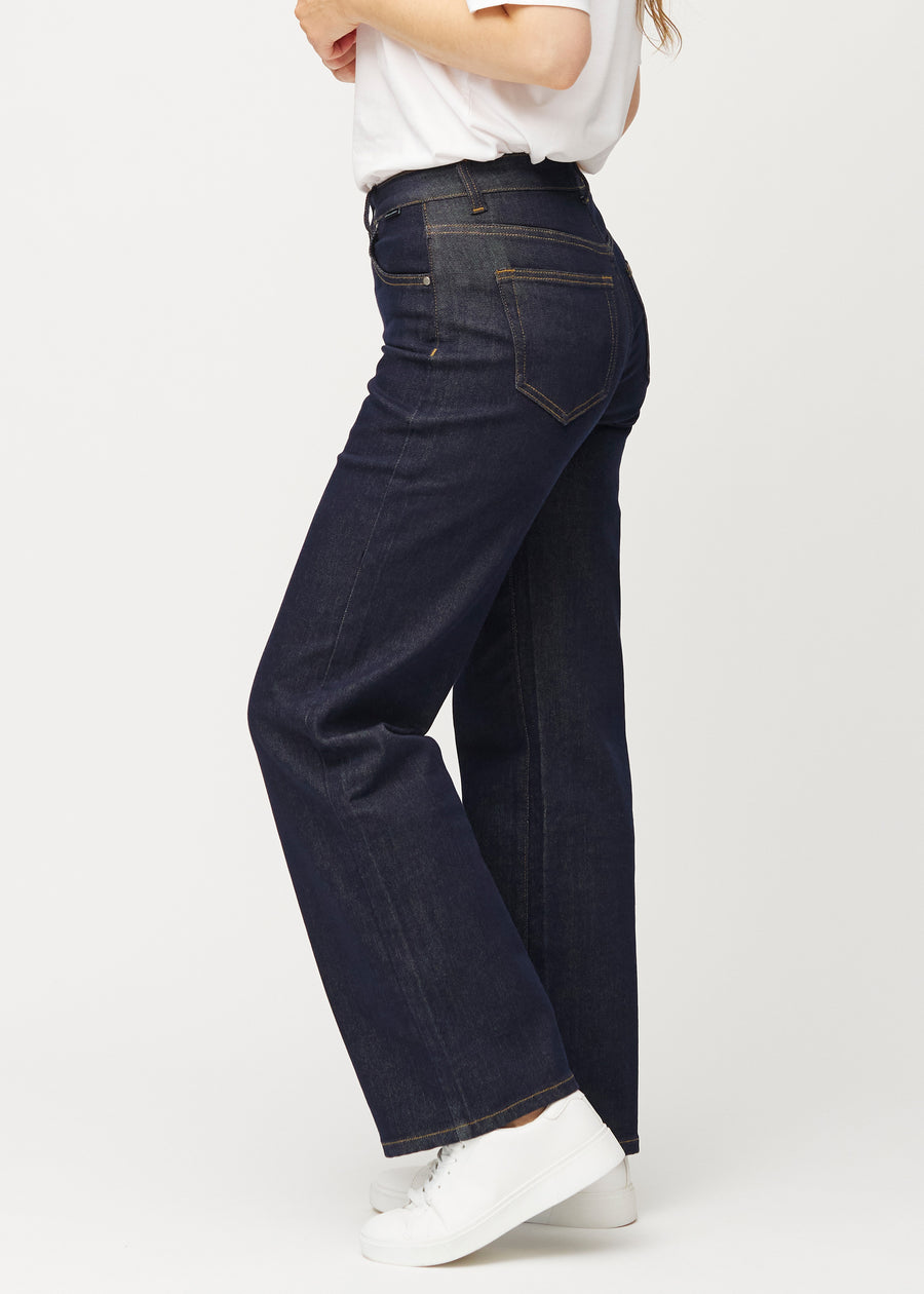 Djup mörkblå denim jeans för kvinnor i färgen Midnights med loose passform sedd från sidan på modell.