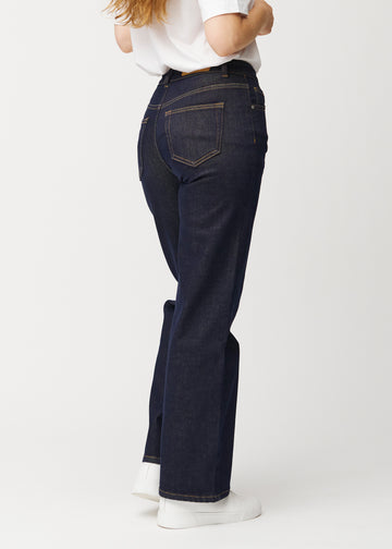 Djup mörkblå denim jeans för kvinnor i färgen Midnights sedd bakifrån, så att den lösa passformen kan ses.