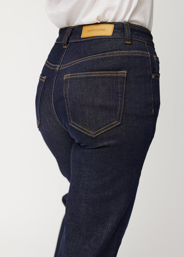 Djup mörkblå denim jeans för kvinnor i färgen Midnights sedd bakifrån i närbild för att visa passform och detaljer.