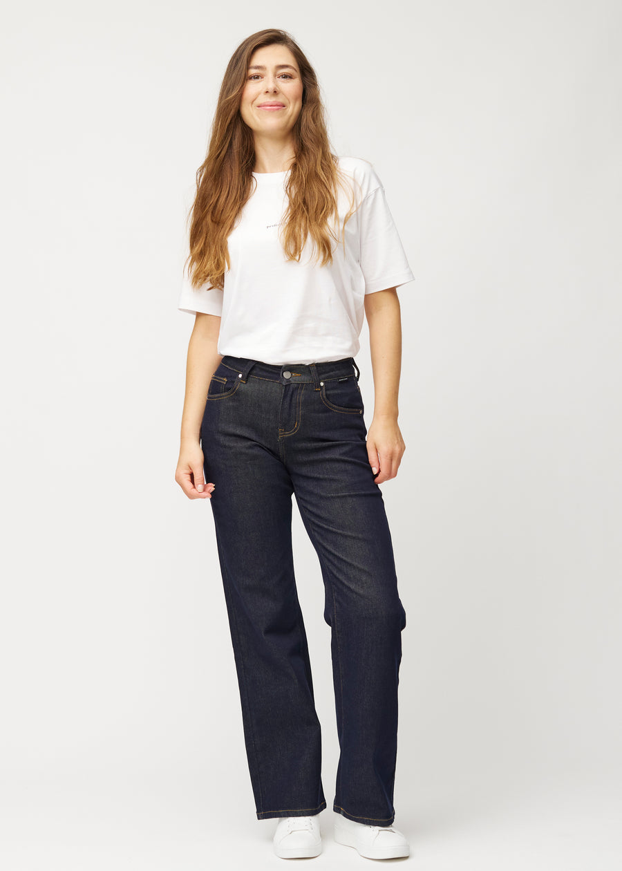 Helbild av modell i djup mörkblå denim jeans för kvinnor i färgen Midnights med loose passform.