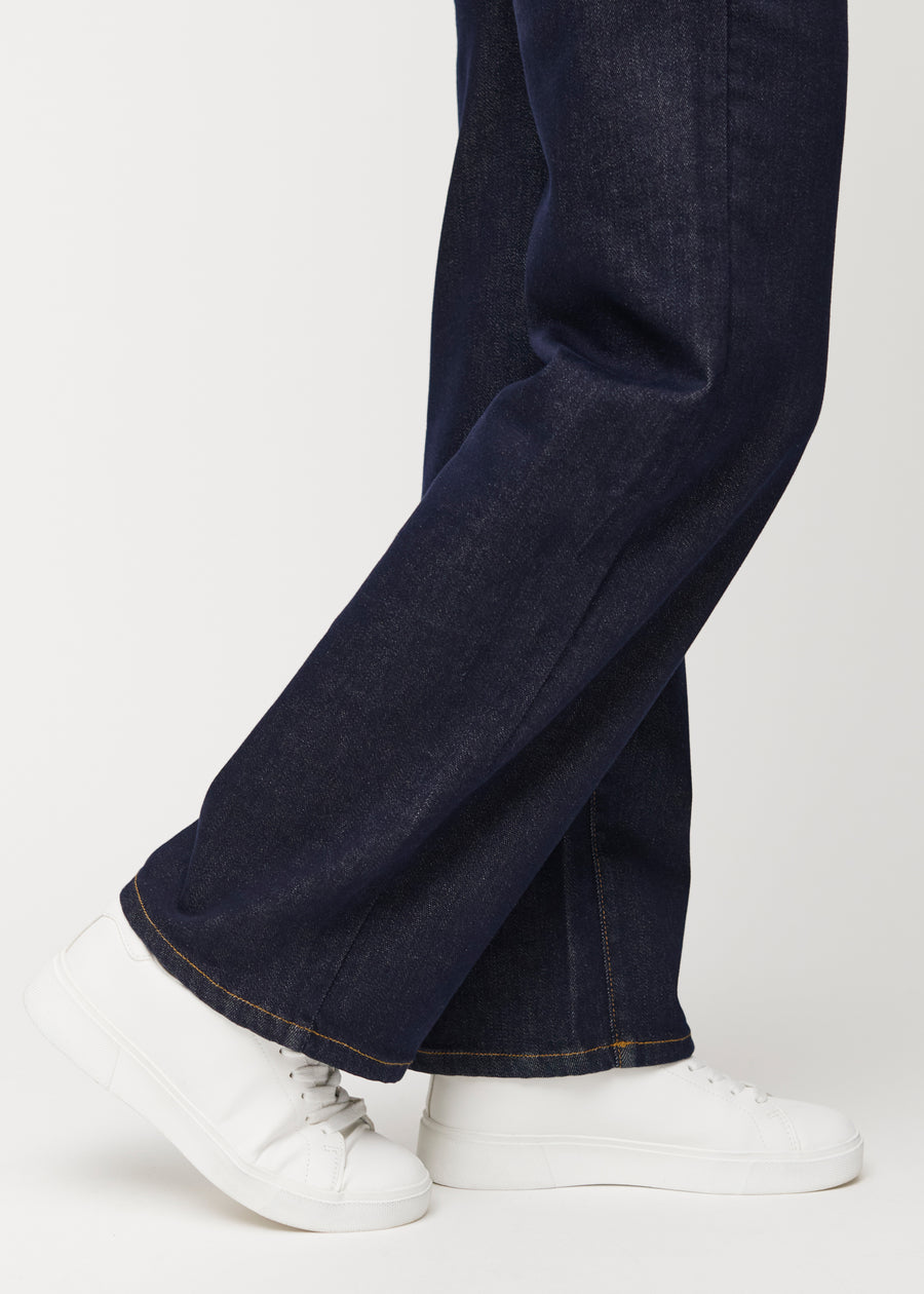 Djup mörkblå denim jeans för kvinnor i färgen Midnights med loose passform sedd i närbild vid anklarna för att visa det breda avslutet.