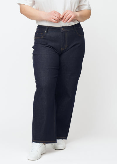 Djupt mörkblå denim jeans för kvinnor i färgen Midnights med loose passform sedd framifrån på plus-size-modell.
