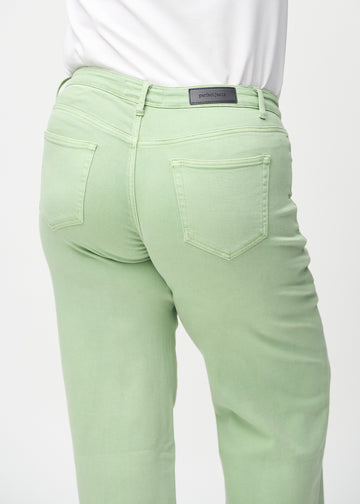 Loose jeans för kvinnor i ljusgrön, färgen Mints. Närbild bakifrån på en plus size-modell, som visar passform och detaljer.