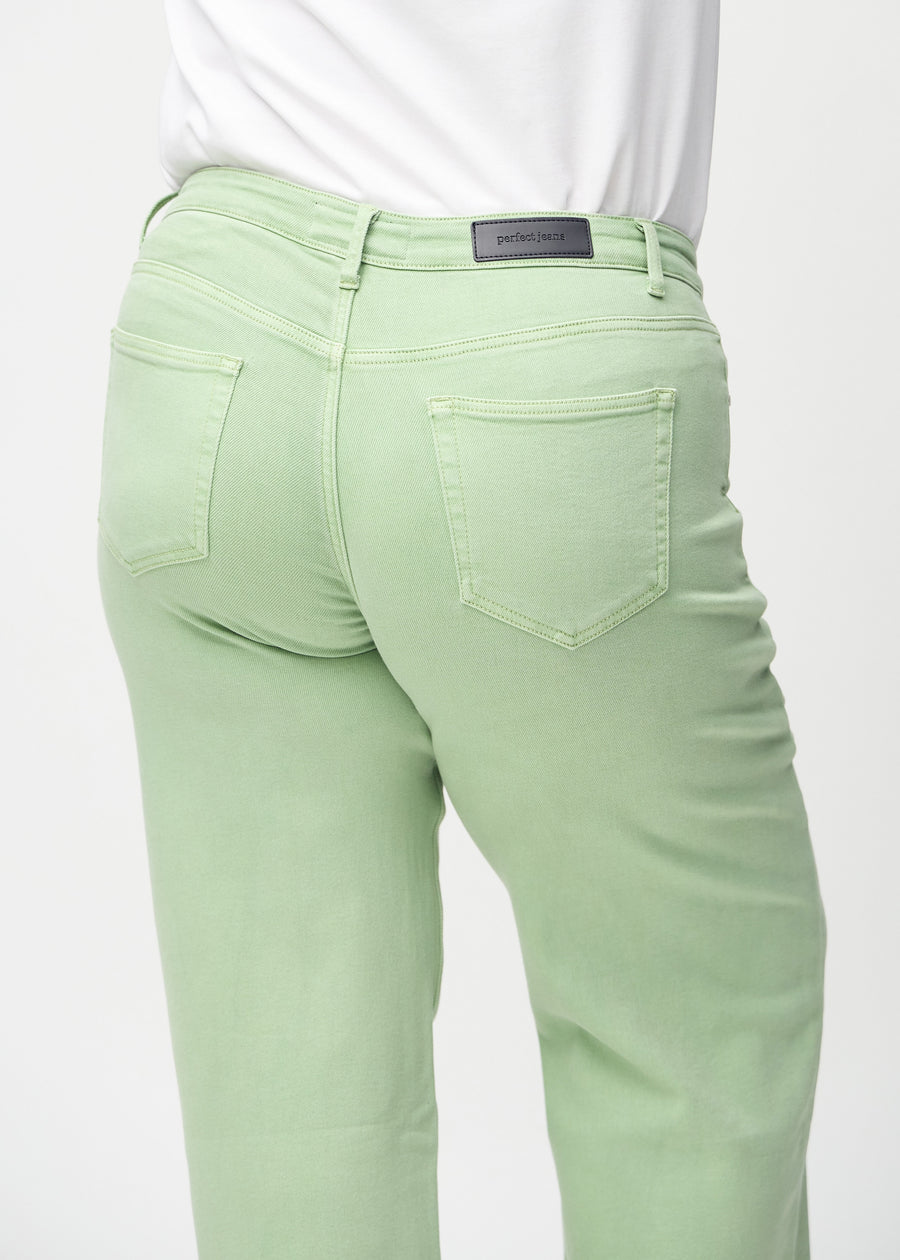 Loose jeans för kvinnor i ljusgrön, färgen Mints. Närbild bakifrån på en plus size-modell, som visar passform och detaljer.