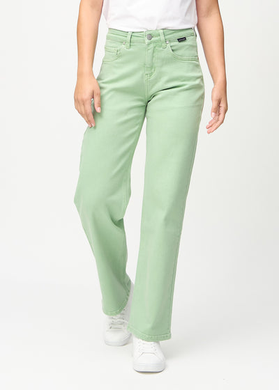 Ljusgröna loose jeans, modellnamn Mints, som är löst sittande med mycket vidd i benen, sett framifrån.