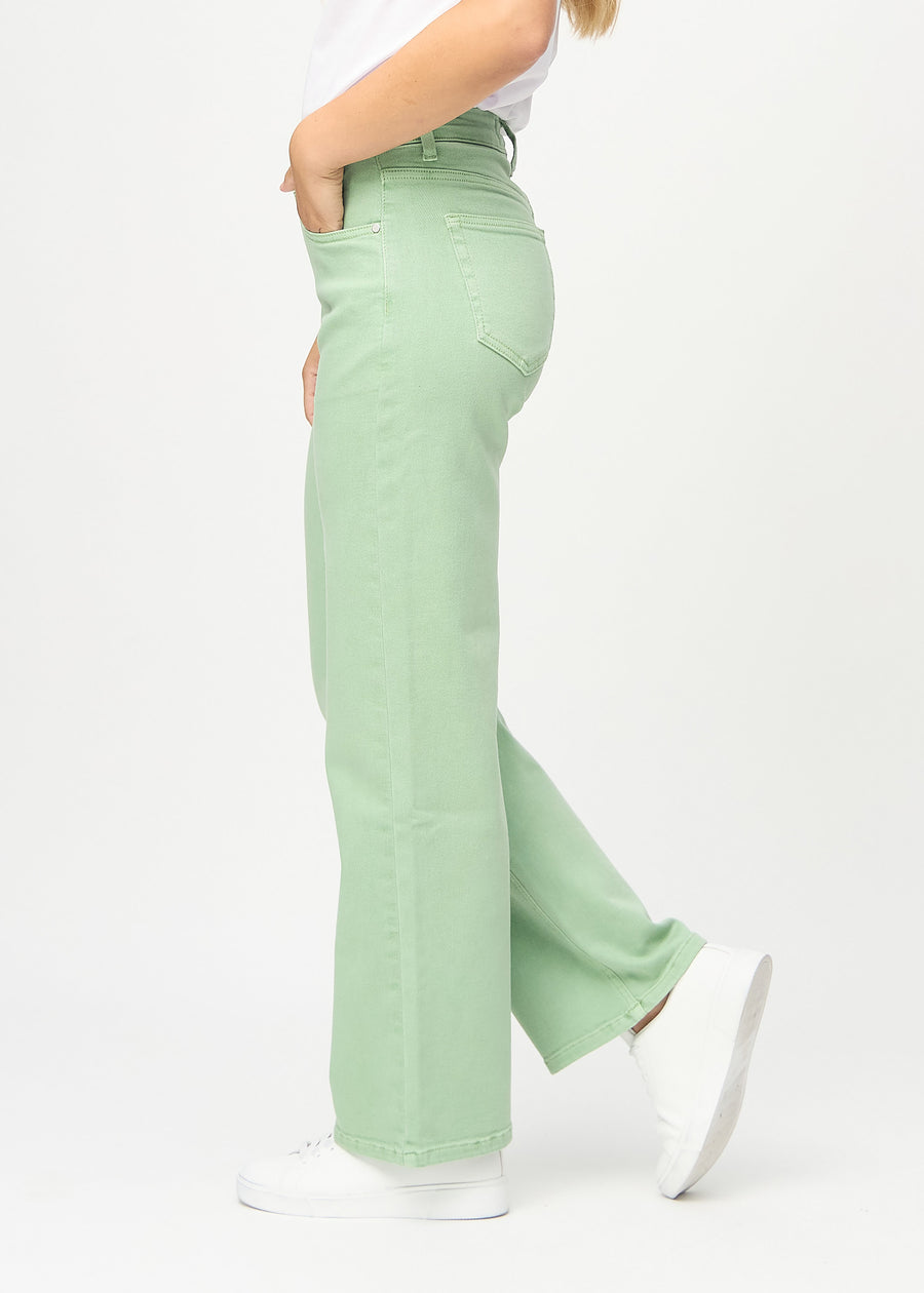 Loose jeans för kvinnor i ljusgrön, färgen Mints. Från sidan på en modell, med synlig lös passform.