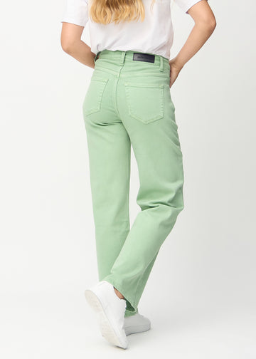 Loose jeans för kvinnor i ljusgrön, färgen Mints. Bakifrån på en modell, så att hela den lösa passformen syns.