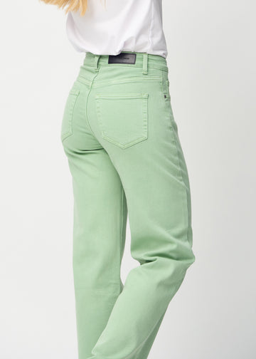 Loose jeans för kvinnor i ljusgrön, färgen Mints. Närbild bakifrån på en modell, som visar passform och detaljer.