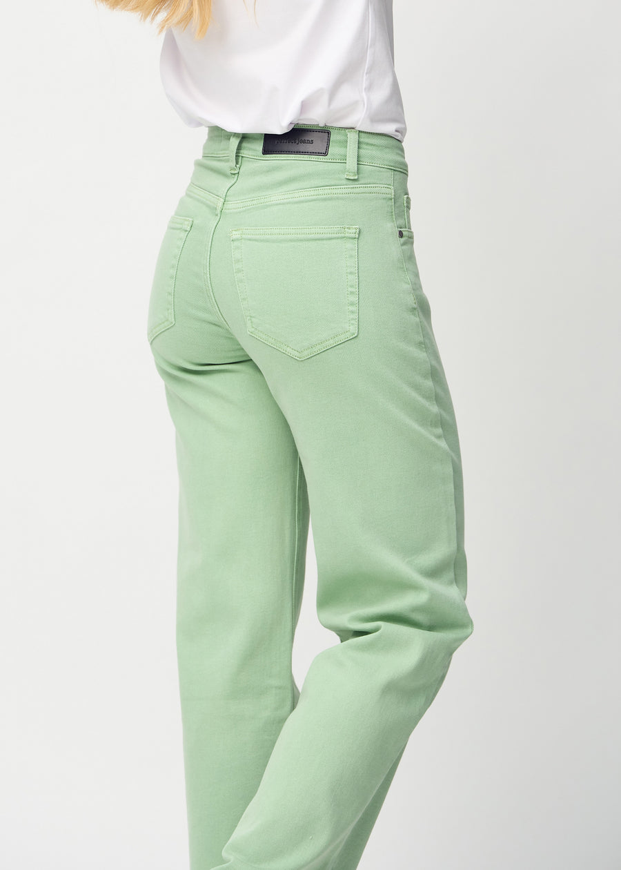 Loose jeans för kvinnor i ljusgrön, färgen Mints. Närbild bakifrån på en modell, som visar passform och detaljer.