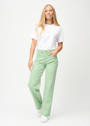 Loose jeans för kvinnor i ljusgrön, färgen Mints. Helbild av en modell som bär löst sittande jeans.
