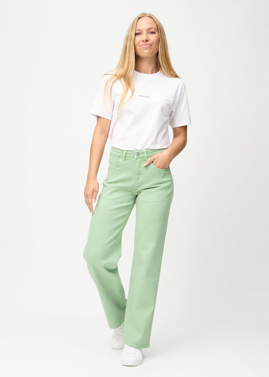 Loose jeans för kvinnor i ljusgrön, färgen Mints. Helbild av en modell som bär löst sittande jeans.