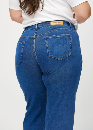 Loose jeans för kvinnor i mörkblå, färgen Oceans. Närbild bakifrån på en plus size-modell, som visar passform och detaljer.