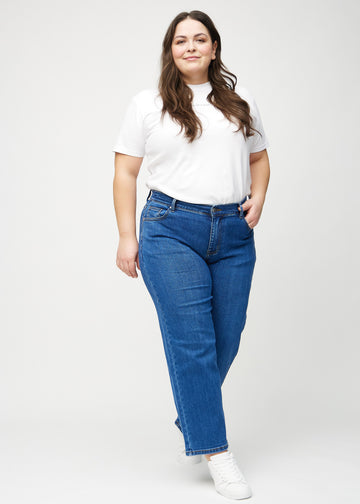 Loose jeans för kvinnor i mörkblå, färgen Oceans. Helbild av en plus size-modell som bär löst sittande jeans.
