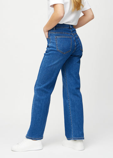 Loose jeans för kvinnor i mörkblå, färgen Oceans. Från sidan på en modell, med synlig lös passform.