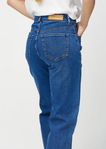 Loose jeans för kvinnor i mörkblå, färgen Oceans. Närbild bakifrån på en modell, som visar passform och detaljer.