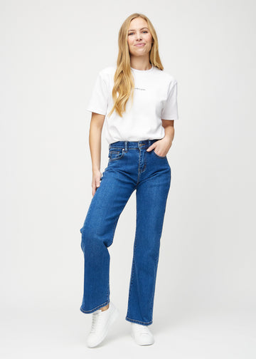 Loose jeans för kvinnor i mörkblå, färgen Oceans. Helbild av en modell som bär löst sittande jeans.