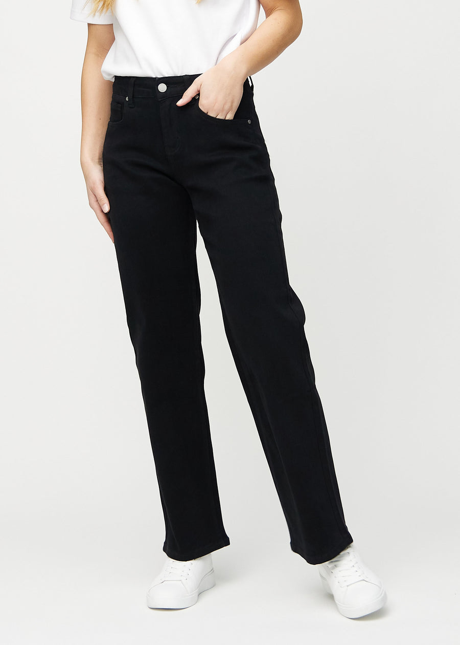 Loose jeans för kvinnor i svart, färgen Ravens. Framifrån på en modell, med rymlig passform och vida ben.