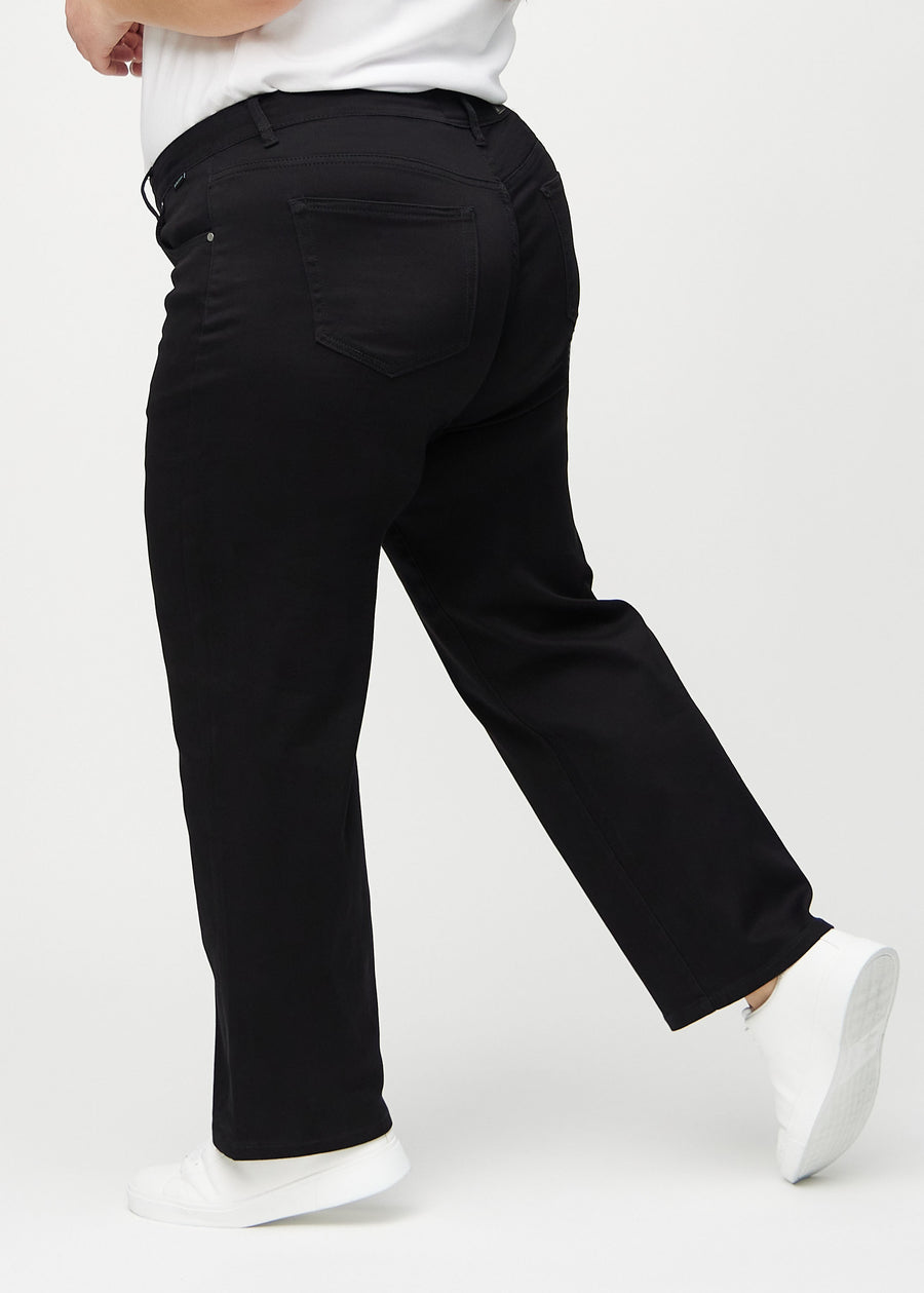 Loose jeans för kvinnor i svart, färgen Ravens. Från sidan på en plus size-modell, med synlig lös passform.
