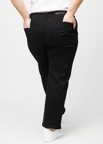 Loose jeans för kvinnor i svart, färgen Ravens. Bakifrån på en plus size-modell, så att hela den lösa passformen syns.