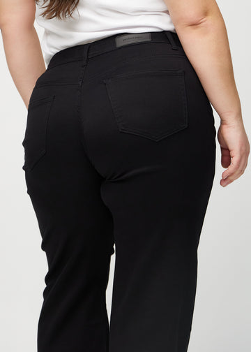 Loose jeans för kvinnor i svart, färgen Ravens. Närbild bakifrån på en plus size-modell, som visar passform och detaljer.
