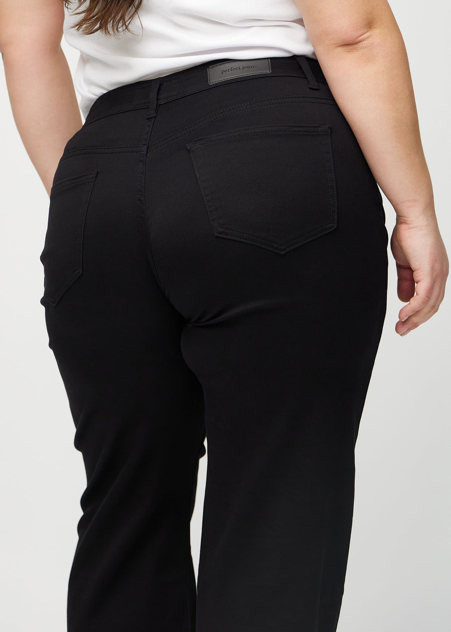 Loose jeans för kvinnor i svart, färgen Ravens. Närbild bakifrån på en plus size-modell, som visar passform och detaljer.