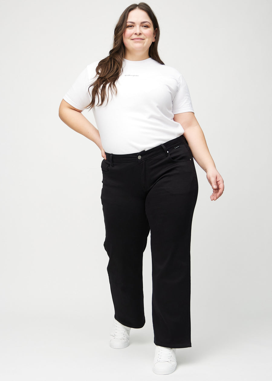 Loose jeans för kvinnor i svart, färgen Ravens. Helbild av en plus size-modell som bär löst sittande jeans.