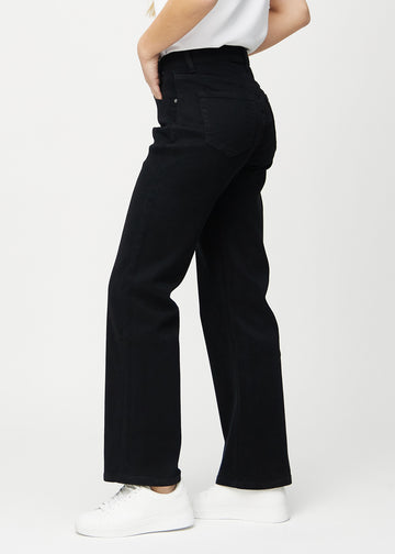 Loose jeans för kvinnor i svart, färgen Ravens. Från sidan på en modell, med synlig lös passform.