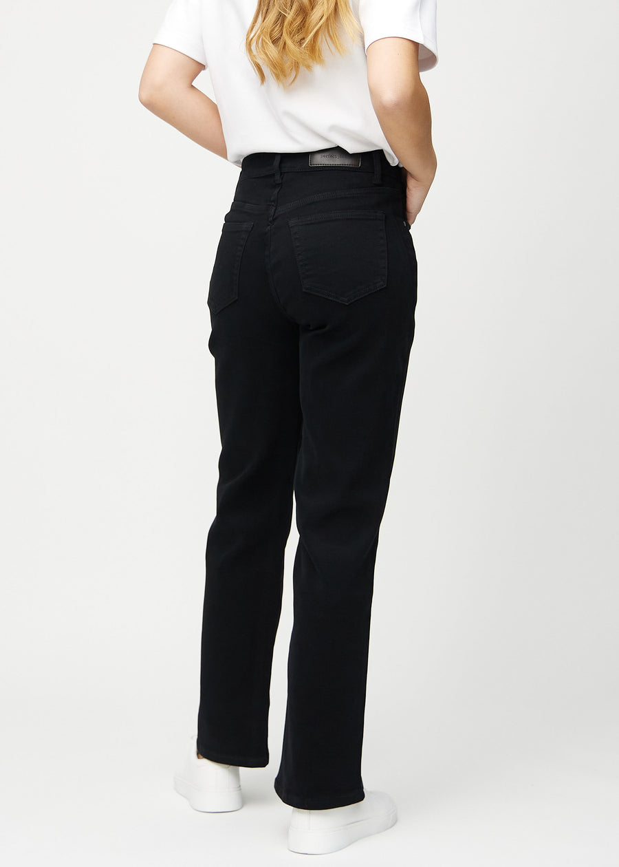 Loose jeans för kvinnor i svart, färgen Ravens. Bakifrån på en modell, så att hela den lösa passformen syns.