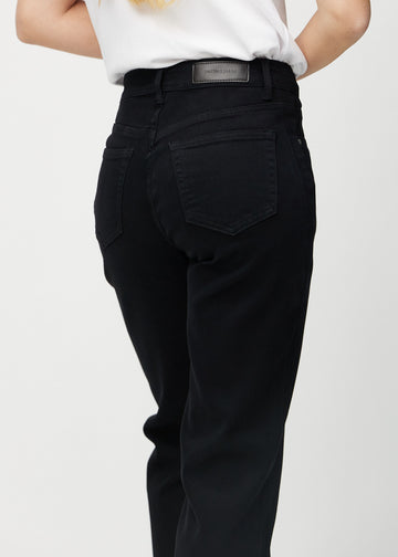 Loose jeans för kvinnor i svart, färgen Ravens. Närbild bakifrån på en modell, som visar passform och detaljer.