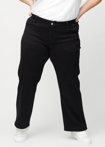Loose jeans för kvinnor i svart, färgen Ravens. Framifrån på en plus size-modell, med rymlig passform och vida ben.