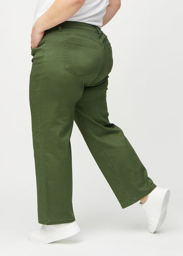 Loose jeans för kvinnor i mörkgrön, färgen Renewals. Från sidan på en plus size-modell, med synlig lös passform.