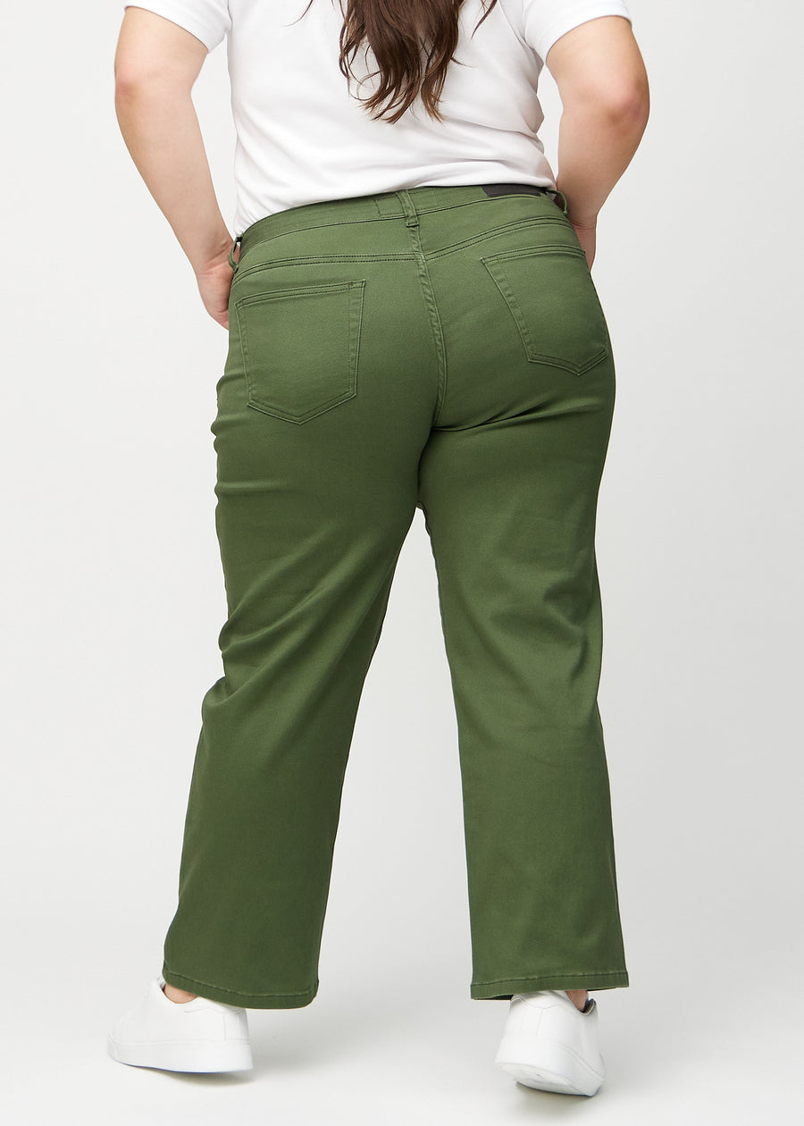 Loose jeans för kvinnor i mörkgrön, färgen Renewals. Bakifrån på en plus size-modell, så att hela den lösa passformen syns.