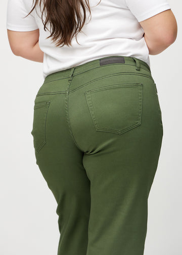 Loose jeans för kvinnor i mörkgrön, färgen Renewals. Närbild bakifrån på en plus size-modell, som visar passform och detaljer.