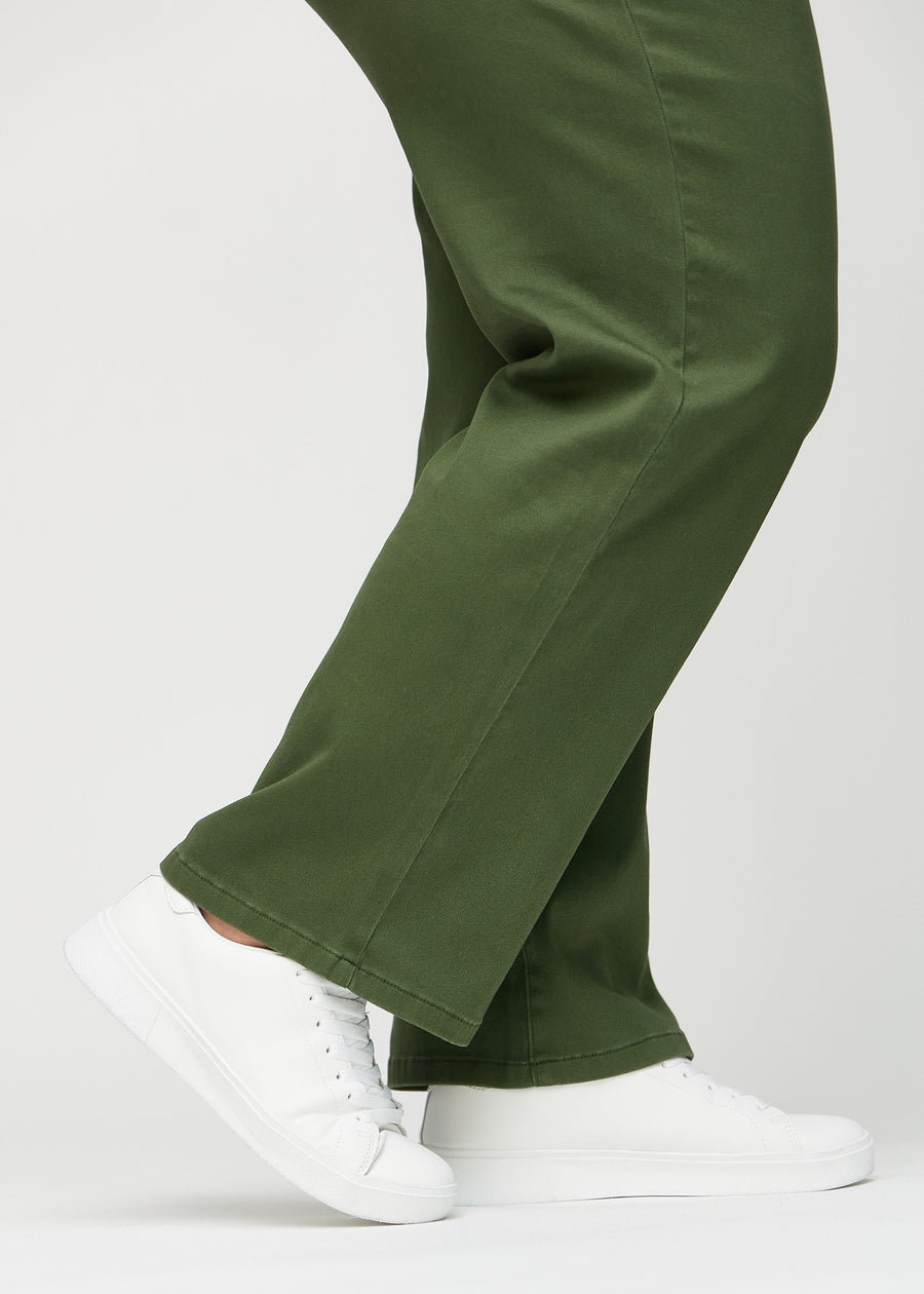 Loose jeans för kvinnor i mörkgrön, färgen Renewals. Närbild vid anklarna på en plus size-modell, som visar de vida bensluten.